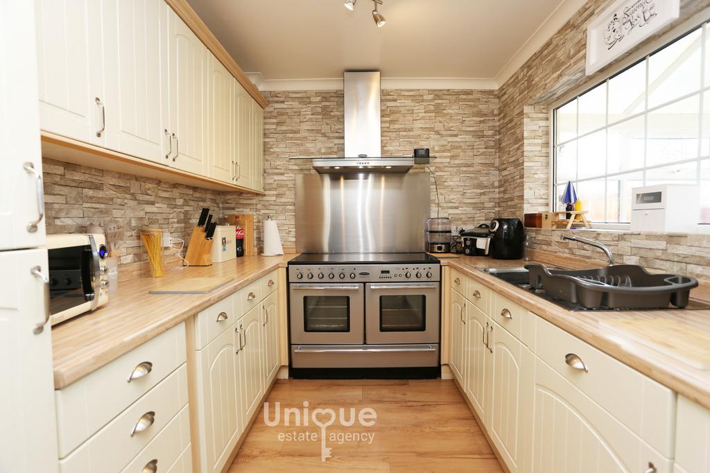 Marine Parade, Fleetwood, FY7 3 bed semidetached house for sale £195,000