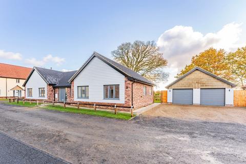 4 bedroom detached bungalow for sale - Main Road, Little Fransham, NR19