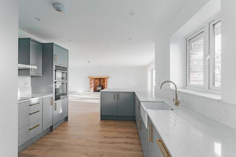 4 bedroom detached bungalow for sale - Main Road, Little Fransham, NR19