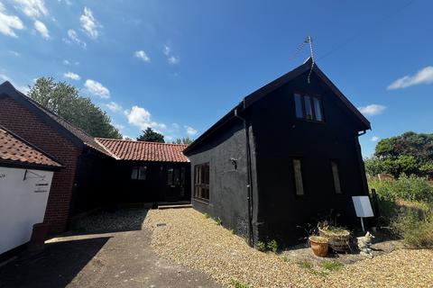 5 bedroom barn conversion to rent, High Road, Needham