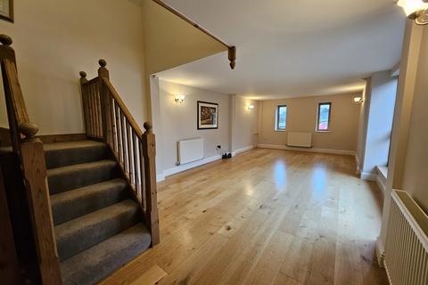 5 bedroom barn conversion to rent, High Road, Needham