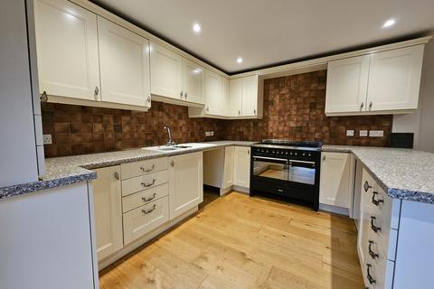 5 bedroom barn conversion to rent, High Road, Needham