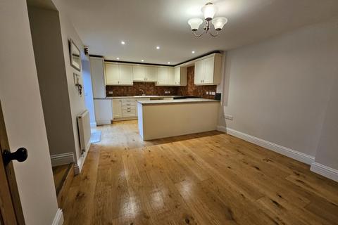 5 bedroom barn conversion to rent, High Road, Needham