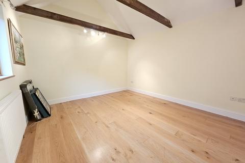 5 bedroom barn conversion to rent, High Road, Needham