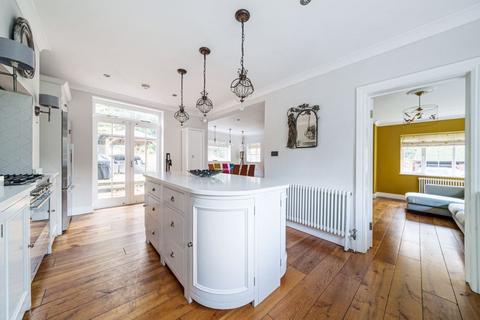 4 bedroom semi-detached house to rent, Haslemere Road, Brook