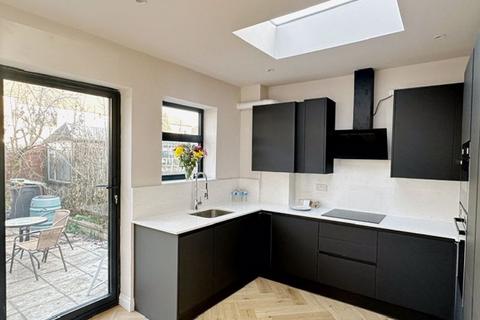 3 bedroom terraced house to rent - Bridlington Road, London