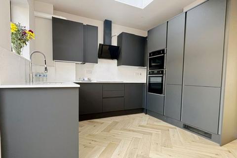 3 bedroom terraced house to rent - Bridlington Road, London