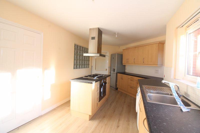 Murdoch Drive, Kingswinford DY6 4 bed semidetached house £250,000