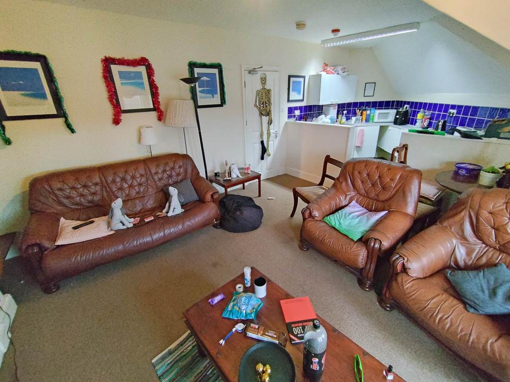 Lochaber Street, Top Flat, Roath... 4 bed house £1,600 pcm (£369 pw)