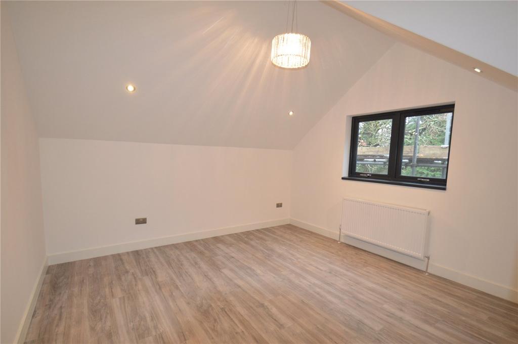 London Road North, Merstham, Redhill, Surrey, RH1 2 bed apartment to