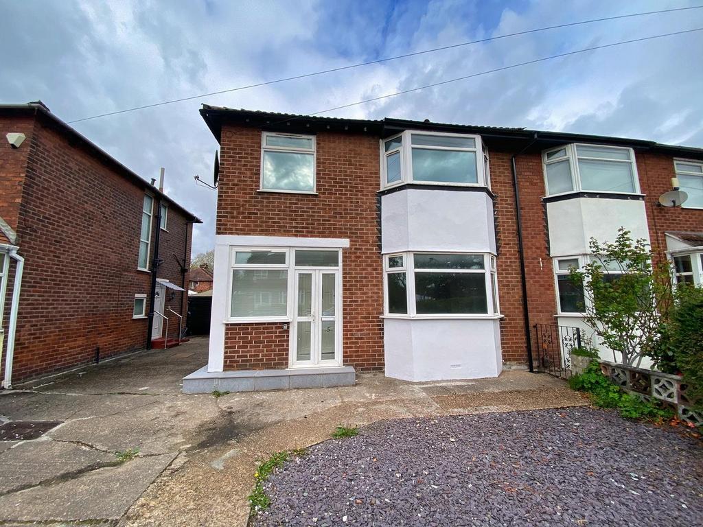 Browning Road, Reddish, 3 bed semidetached house £1,250 pcm (£288 pw)