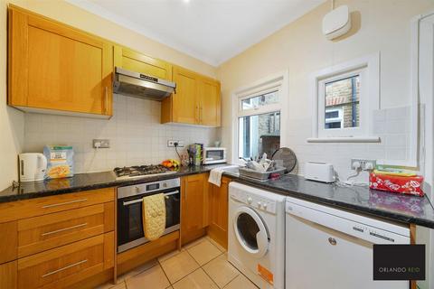 2 bedroom apartment to rent, Honeybrook Road, Balham