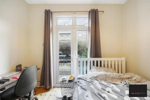 2 bedroom apartment to rent, Honeybrook Road, Balham