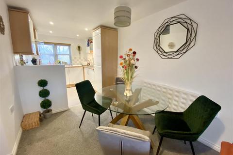 2 bedroom flat to rent, The Courtyard, 2 Roseville Mews, Sale