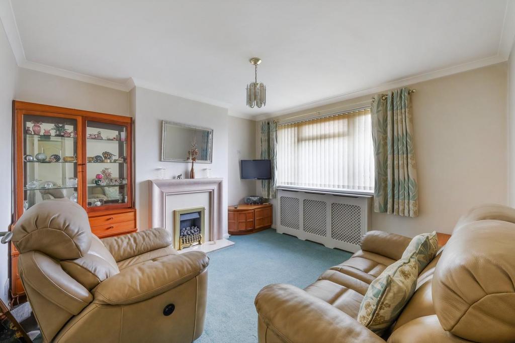 Ardrossan Gardens, Worcester Park 2 bed for sale £310,000