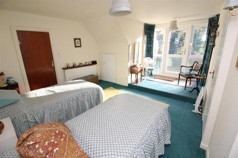 1 Shadbolt Close, Worcester Park, KT4 7BT