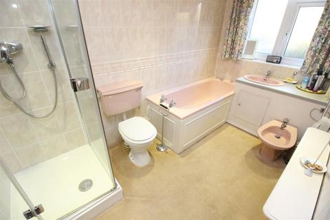 1 Shadbolt Close, Worcester Park, KT4 7BT
