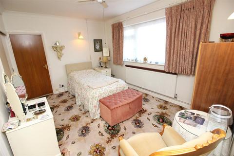 1 Shadbolt Close, Worcester Park, KT4 7BT