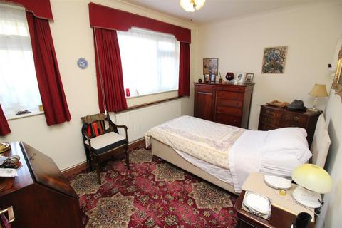 1 Shadbolt Close, Worcester Park, KT4 7BT