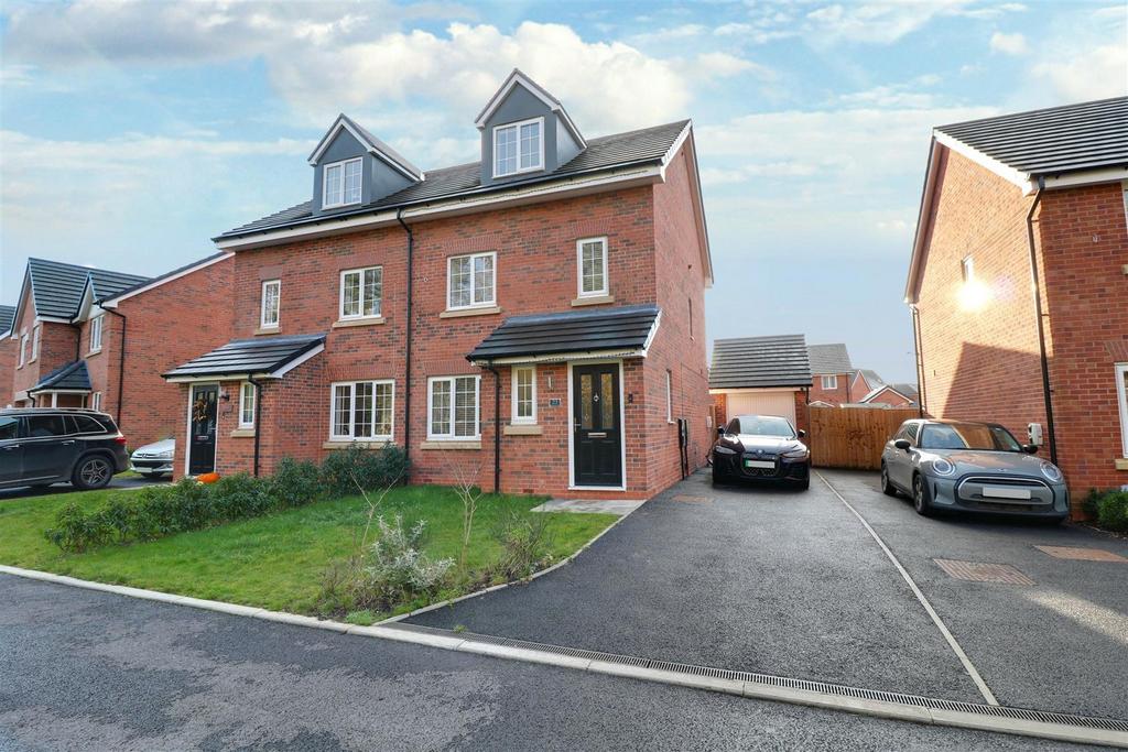Frank Mayer Road, Alsager 4 bed semidetached house for sale £285,000