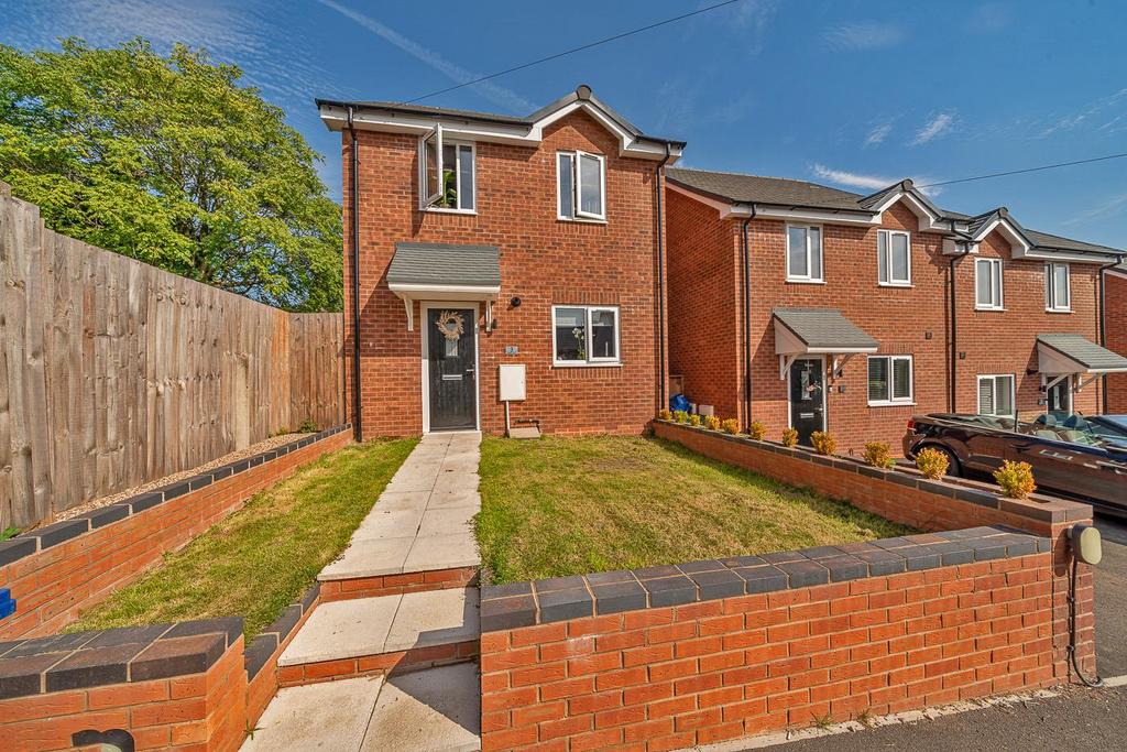 Sunny View, Kings Avenue, Hednesford, Cannock WS12 3 bed detached house
