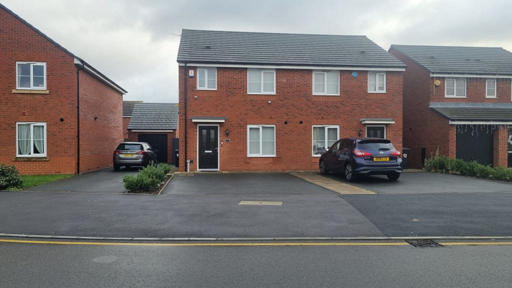 Houston Way, Halesowen 3 bed semidetached house to rent £1,250 pcm (£288 pw)