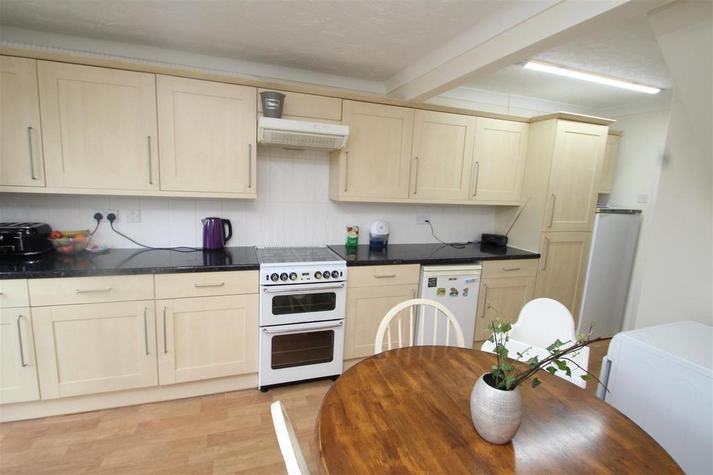 Woodview, Hemel Hempstead 3 bed terraced house £1,550 pcm (£358 pw)