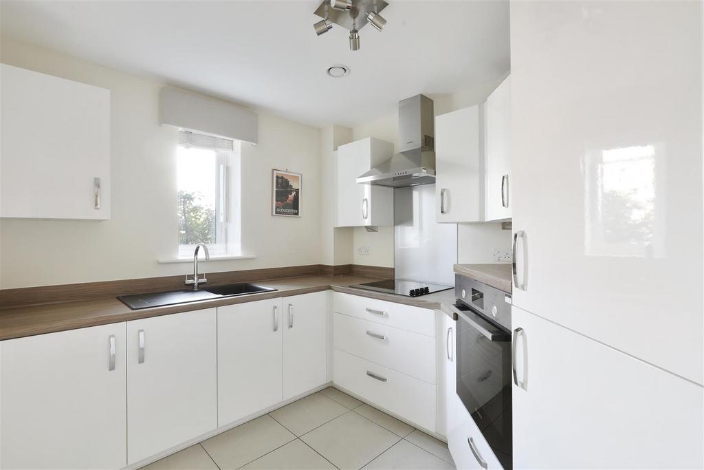 02-cfb7 CT MCSR Flat 7 Llantony Place 01 (1).JPG
