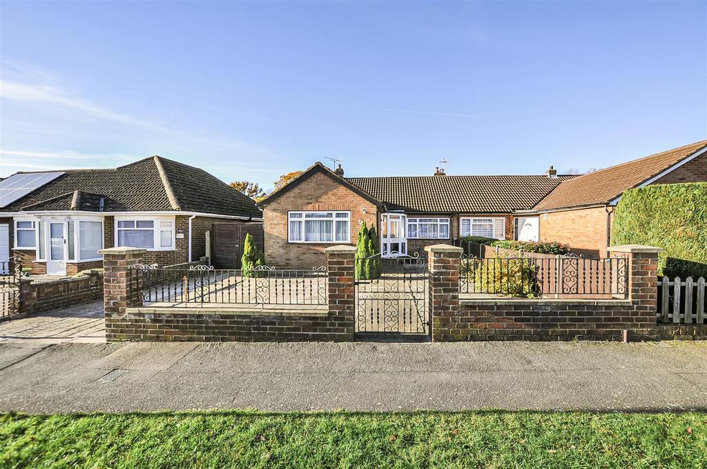 Jenkins Avenue, Bricket Wood, St. Albans 3 bed semidetached bungalow