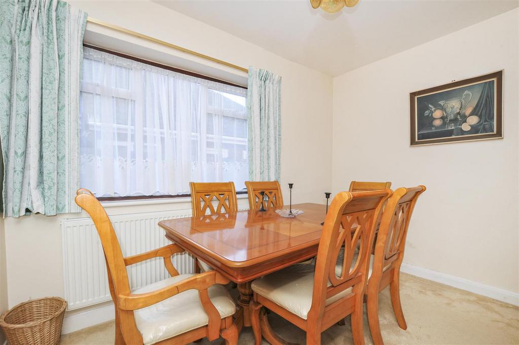 Jenkins Avenue, Bricket Wood, St. Albans 3 bed semidetached bungalow
