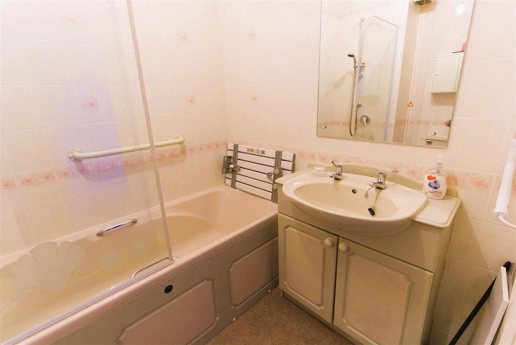 Ross court Bathroom 3.jpg