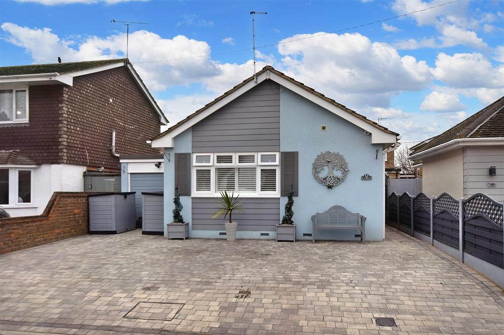 Telese Avenue, Canvey Island SS8 2 bed detached bungalow for sale £