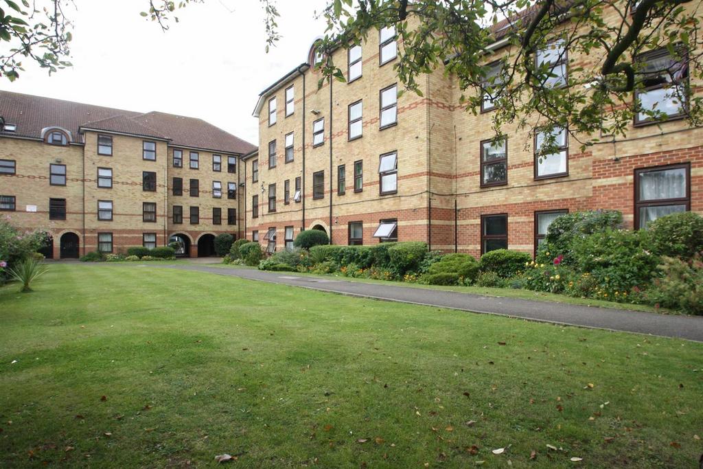 Latchingdon Court, 26 Forest Road... 1 bed flat £1,275 pcm (£294 pw)
