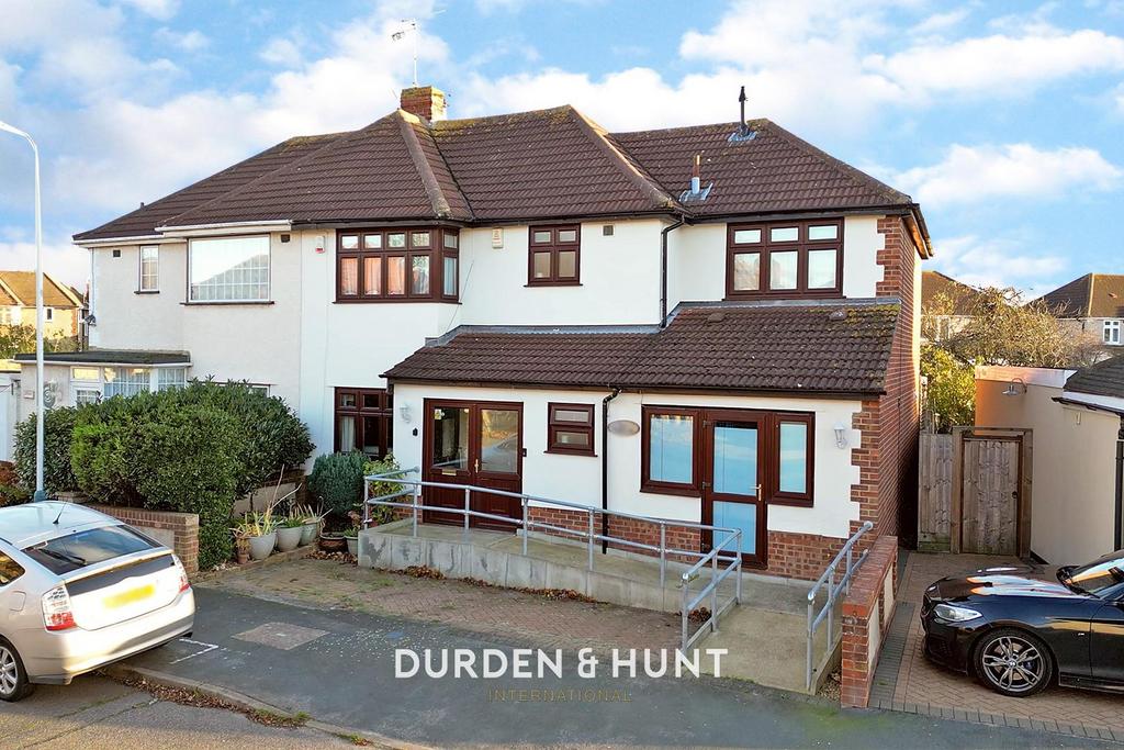 Lancaster Drive, Hornchurch, RM12 6 bed semidetached house for sale