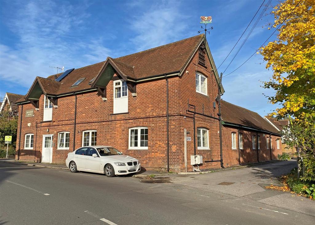 Mid Street, South Nutfield 2 bed flat for sale £240,000