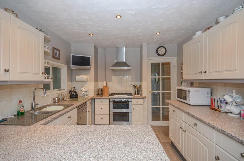 Kitchen pic 2.jpg