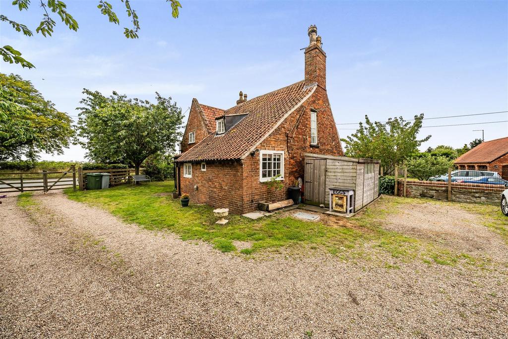 Gainsborough Road, Langford, Newark 3 bed detached house for sale £