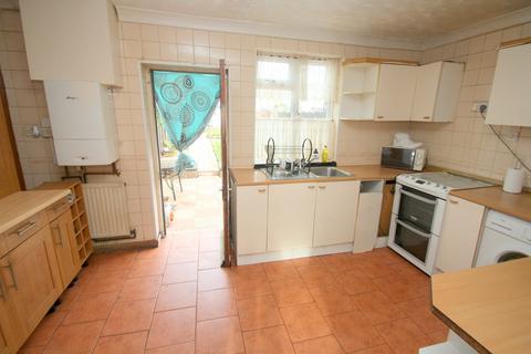 3 bedroom terraced house for sale - Viola Avenue, Staines-upon-Thames, TW19