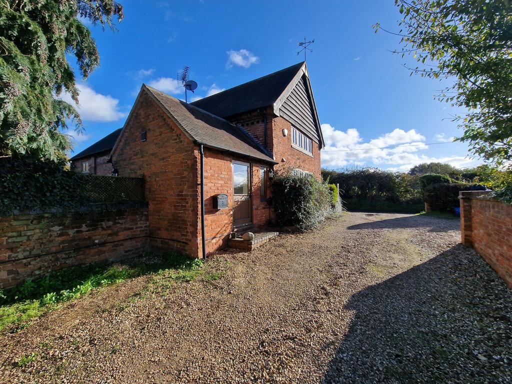 Showell Lane, Lower Penn WV4 4 bed barn conversion to rent £1,950 pcm