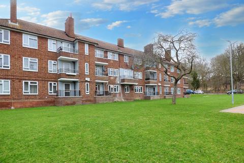 1 bedroom flat for sale, Leamington Close, Romford RM3