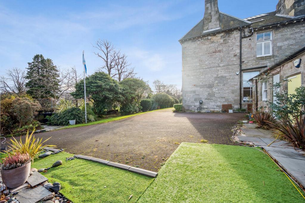 Dixon Drive, Dumbarton, West Dunbartonshire, G82 4AR 6 bed semidetached house for sale £489,000