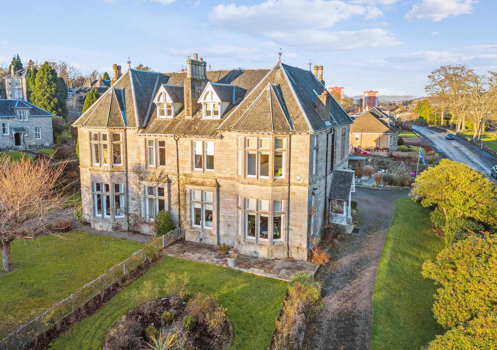 Dixon Drive, Dumbarton, West Dunbartonshire, G82 4AR 6 bed semi