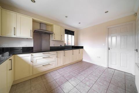 8 Batherm Close, Bampton, Tiverton, EX16 9FB