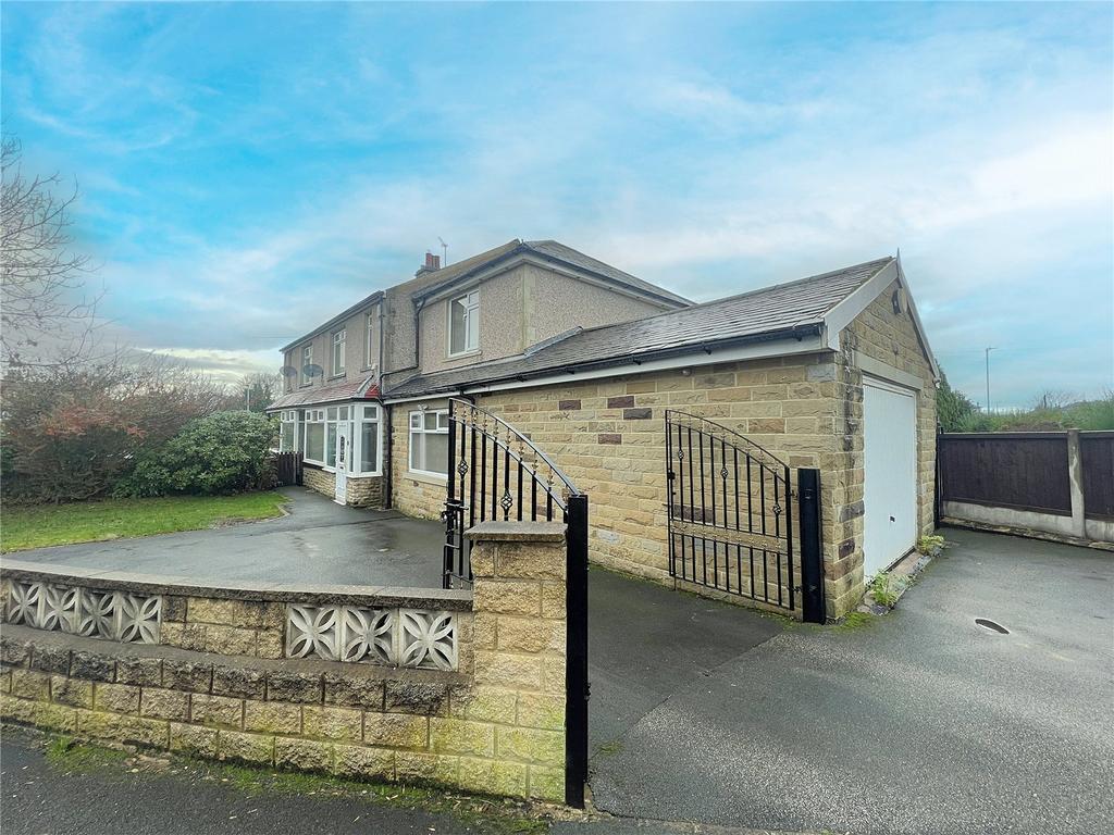 Westwood Grove, Eccleshill, Bradford... 5 bed semidetached house for