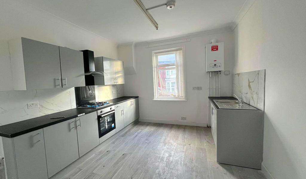 Otto Terrace, Sunderland SR2 4 bed flat £1,000 pcm (£231 pw)