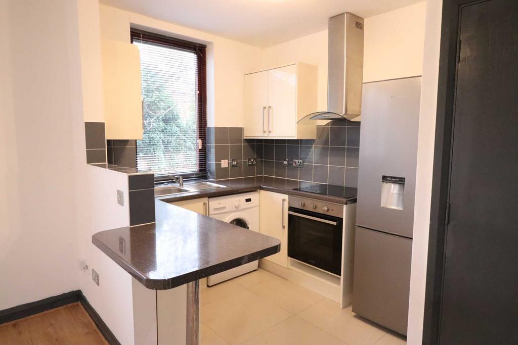 Buckingham Place, High HP13 2 bed flat to rent £1,250 pcm (£