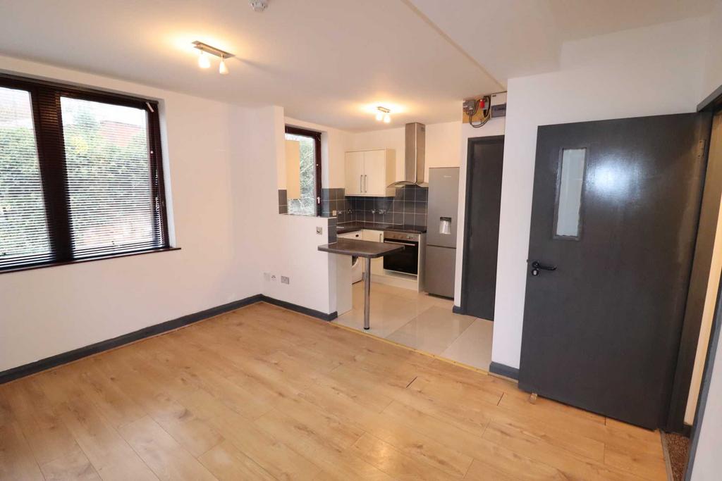 Buckingham Place, High HP13 2 bed flat to rent £1,250 pcm (£