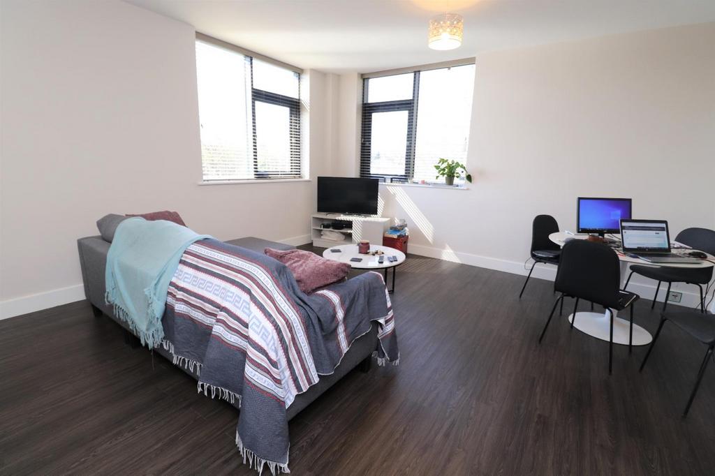 Dawsons Square, Pudsey, West Yorkshire, UK, LS28 2 bed flat £1,000 pcm (£231 pw)