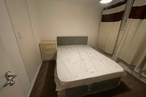 3 bedroom flat to rent, Thorpe Lea Road, Egham TW20