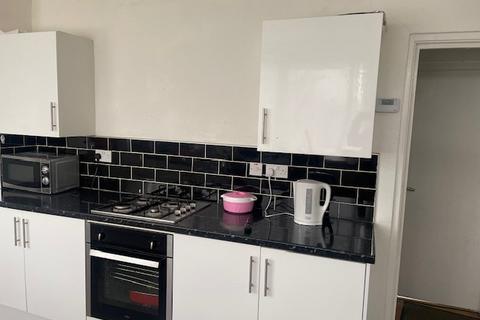 3 bedroom flat to rent, Thorpe Lea Road, Egham TW20